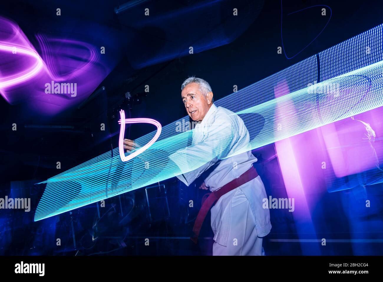 Zusammensetzung aus älteren Mann üben Karate Stockfoto