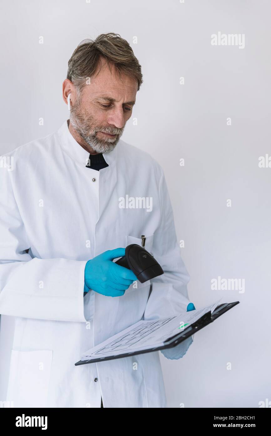 Wissenschaftler scannt Formulare im Labor Stockfoto