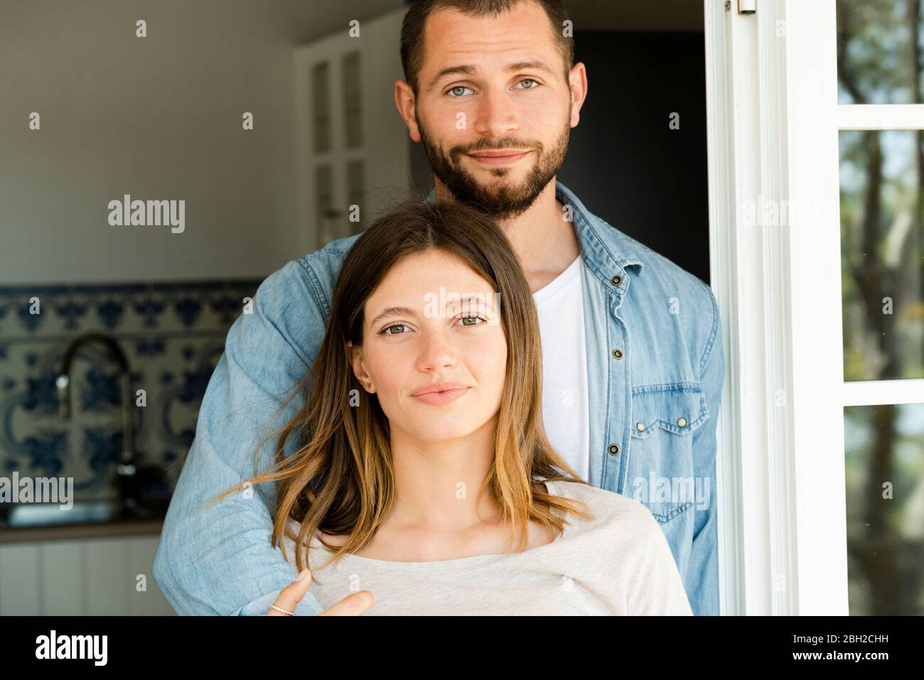 Portrait von attraktiven jungen Paar in der Tür zu Hause Stockfoto