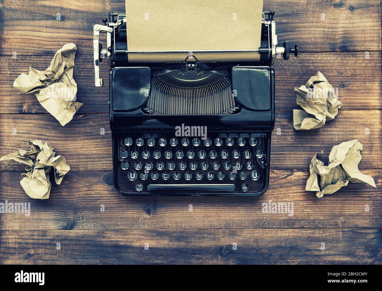 Antike Schreibmaschine mit altem Papier. Kreativität Inspiration Schreiben. In Vintage-Tönen Stockfoto