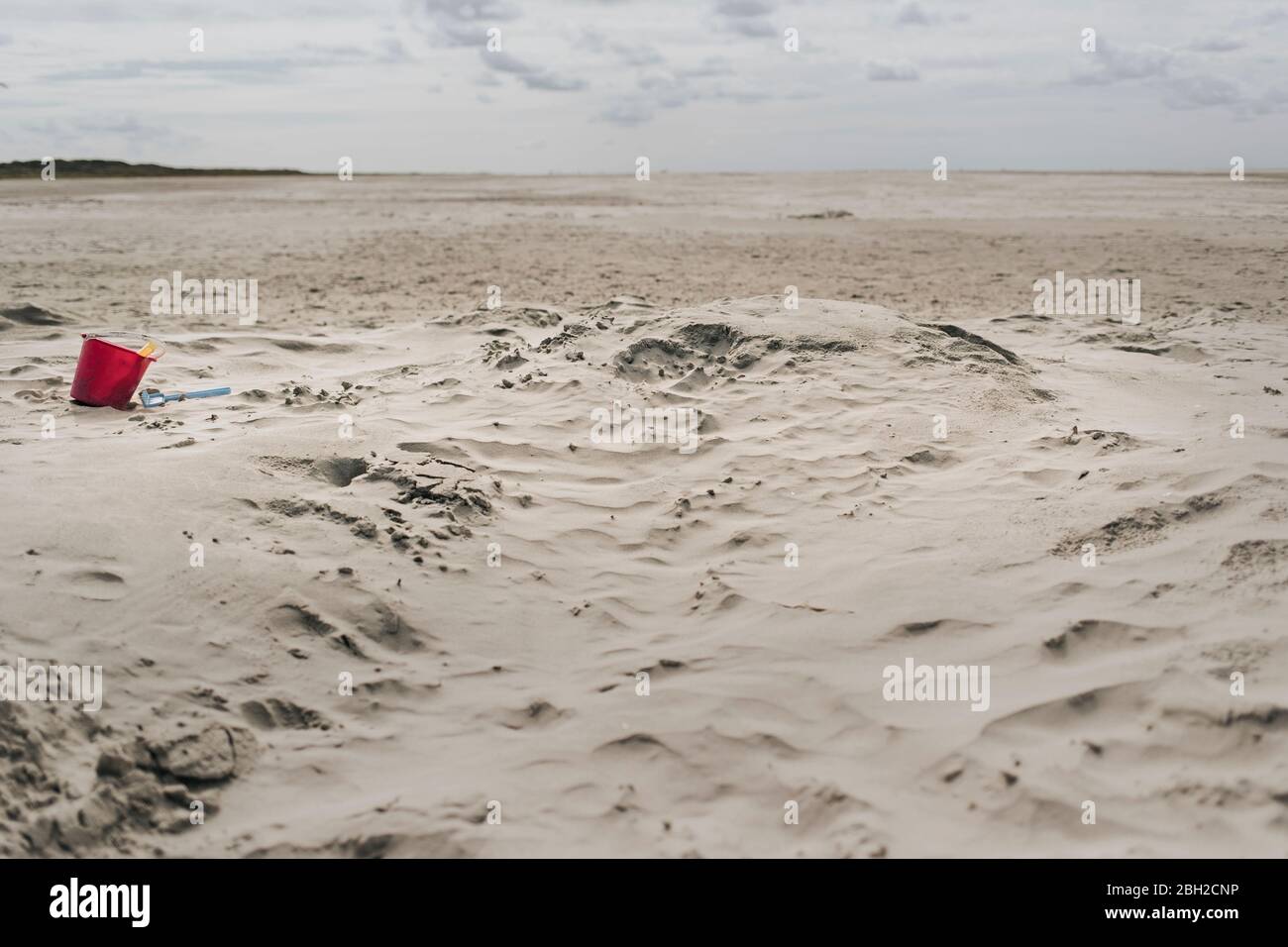 Niederlande, Schiermonnikoog, Strandspielzeug im Sand am einsamen Strand Stockfoto