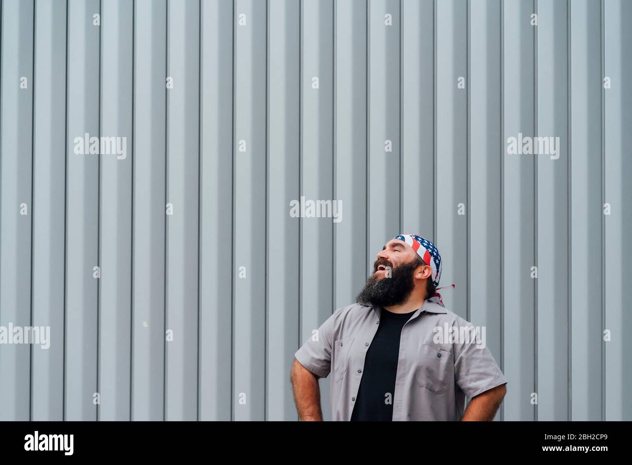 Lachender Mann mit Kopfbedeckung von Star and Stripes Stockfoto