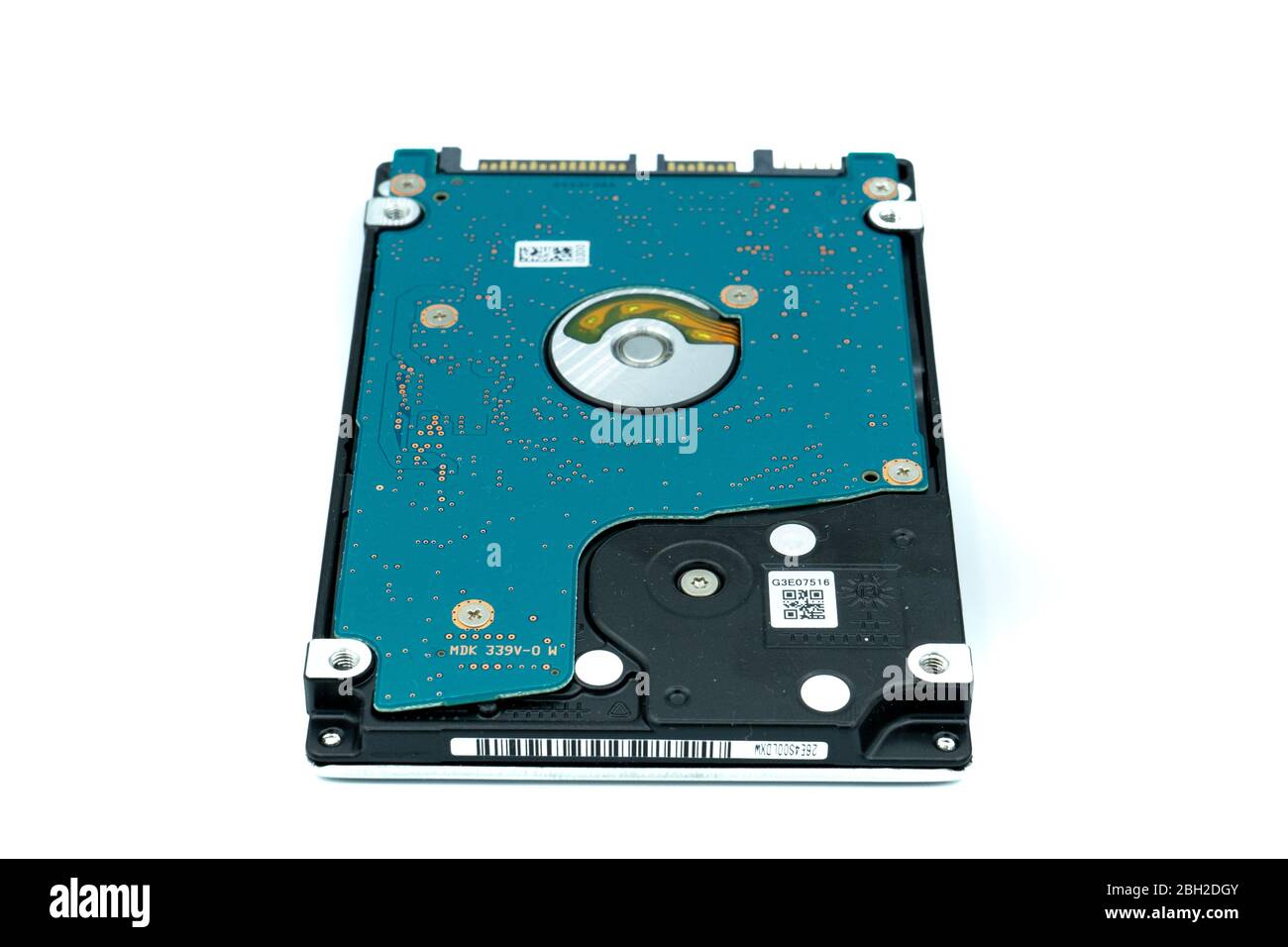 Eine Computer- oder PC-Festplatte, die auf einem weißen Hintergrund isoliert ist Stockfoto