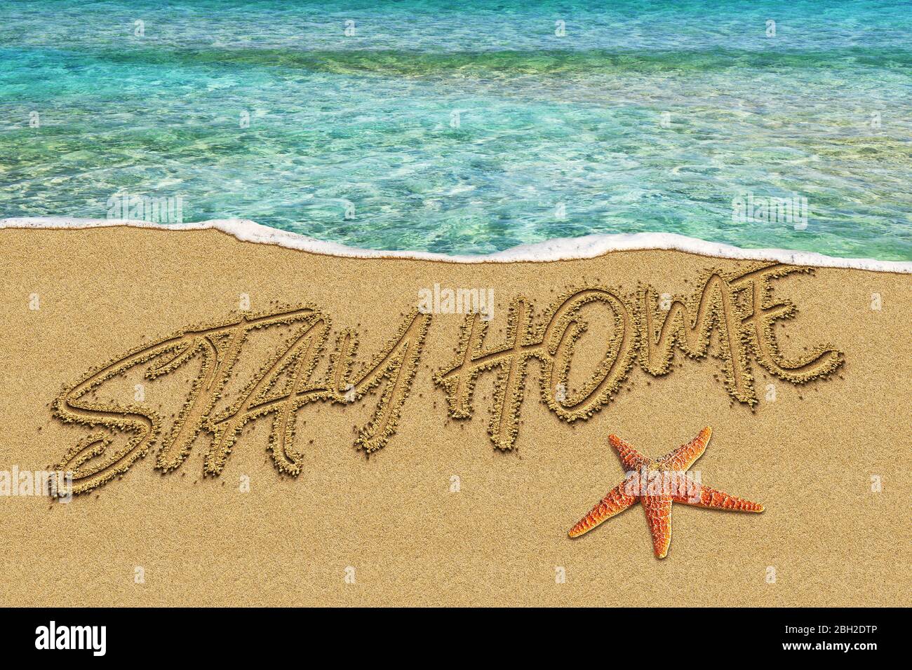 Bleiben Sie zu Hause Textwarnung geschrieben am Strand auf See Stockfoto