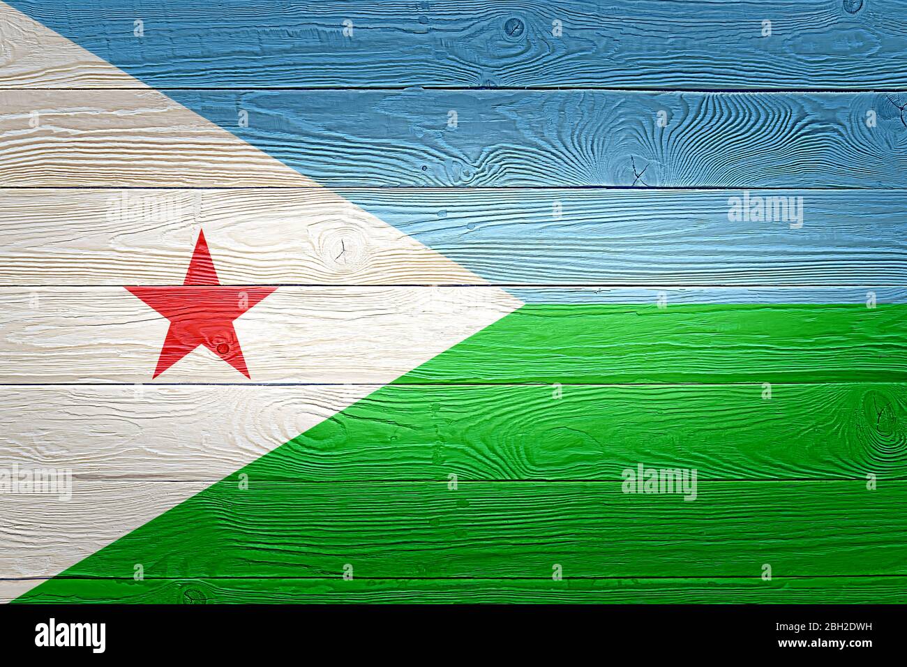 Dschibuti Flagge auf alten Holzplanke Hintergrund gemalt. Gebürstete natürliche leichte geknotete Holzbrett Textur. Holzstruktur Hintergrundflagge von Dschibuti. Stockfoto