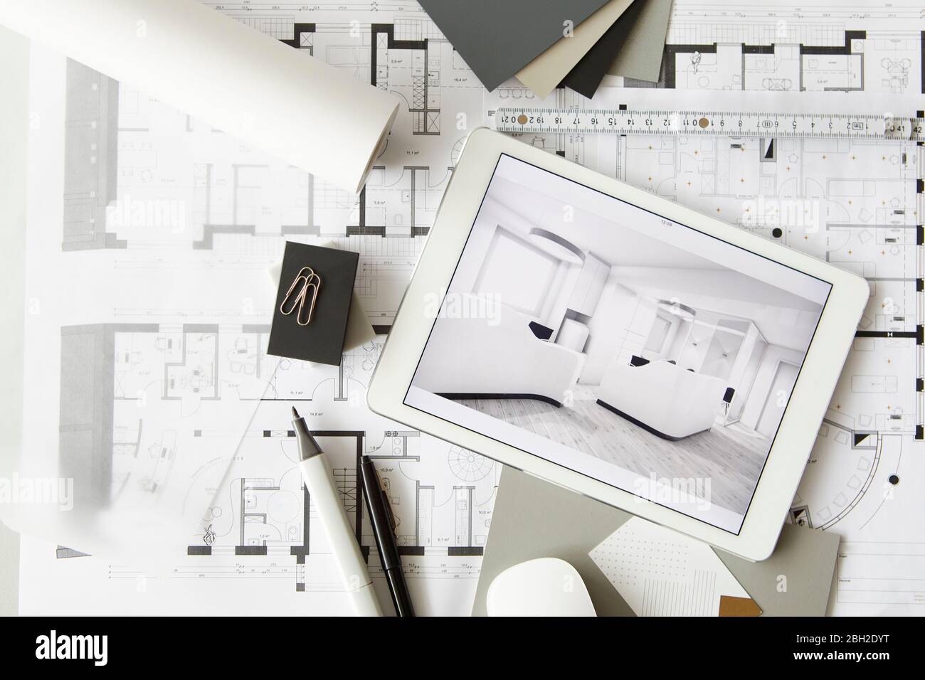 Architekturentwürfe und digitale Tablette mit moderner Vitrinenausstattung Stockfoto