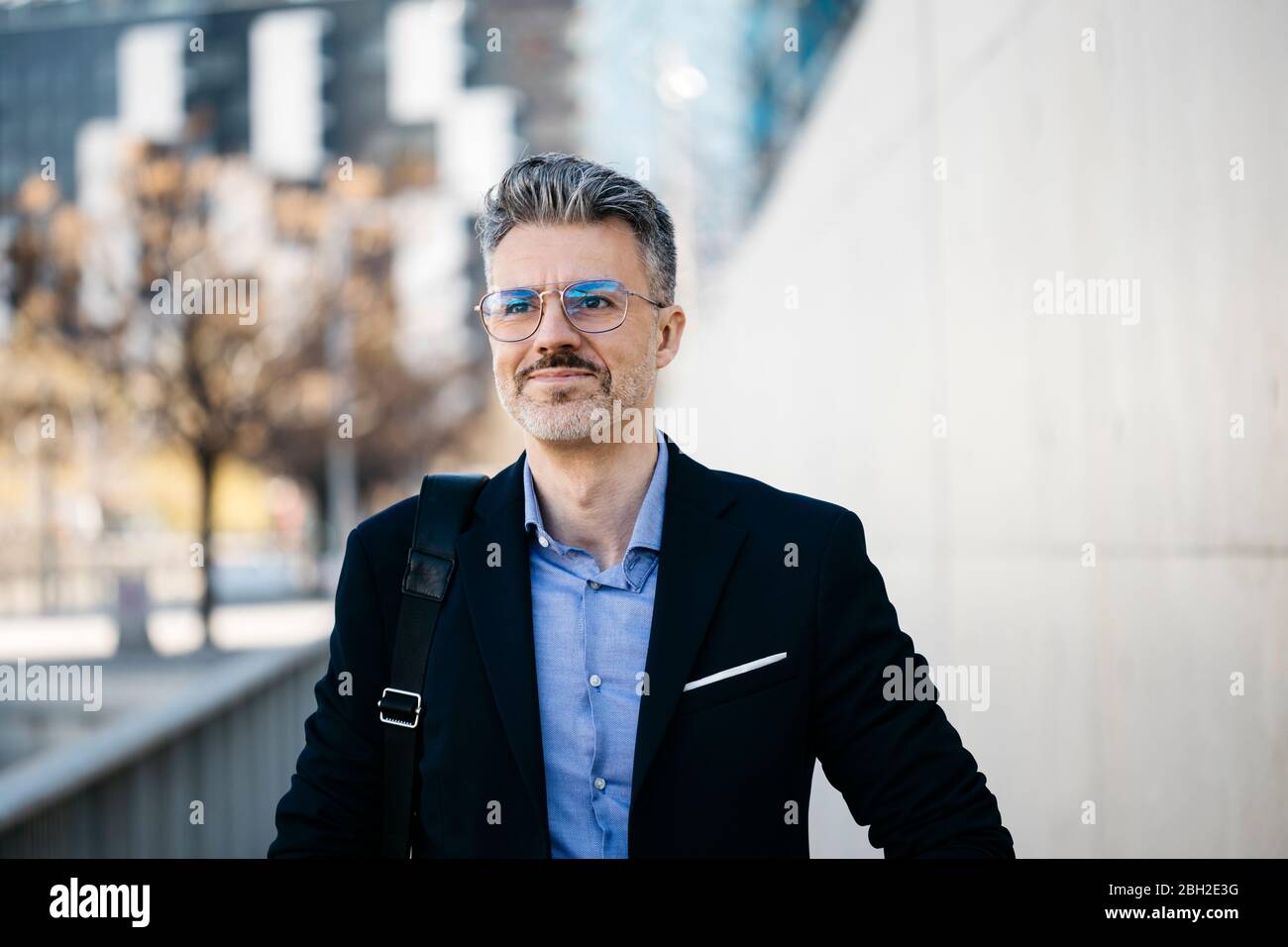 Porträt eines selbstbewussten grauhaarigen Geschäftsmann in der Stadt Stockfoto