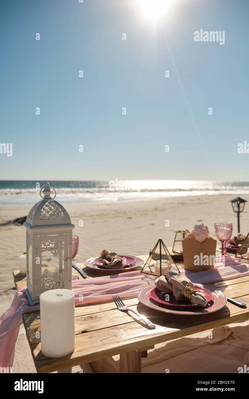 Setzen Sie auf Esstisch am Strand gegen blauen Himmel während sonnigen Tag, Nayarit, Mexiko Stockfoto