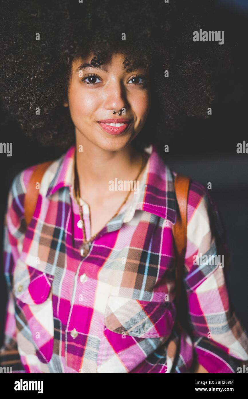 Porträt einer lächelnden jungen Frau mit afro Frisur Stockfoto
