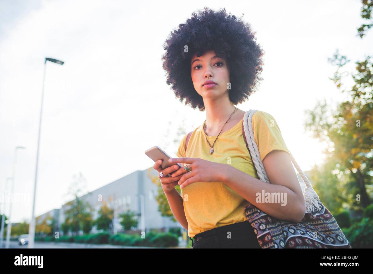 Porträt einer jungen Frau mit Afro-Frisur in der Stadt Stockfoto