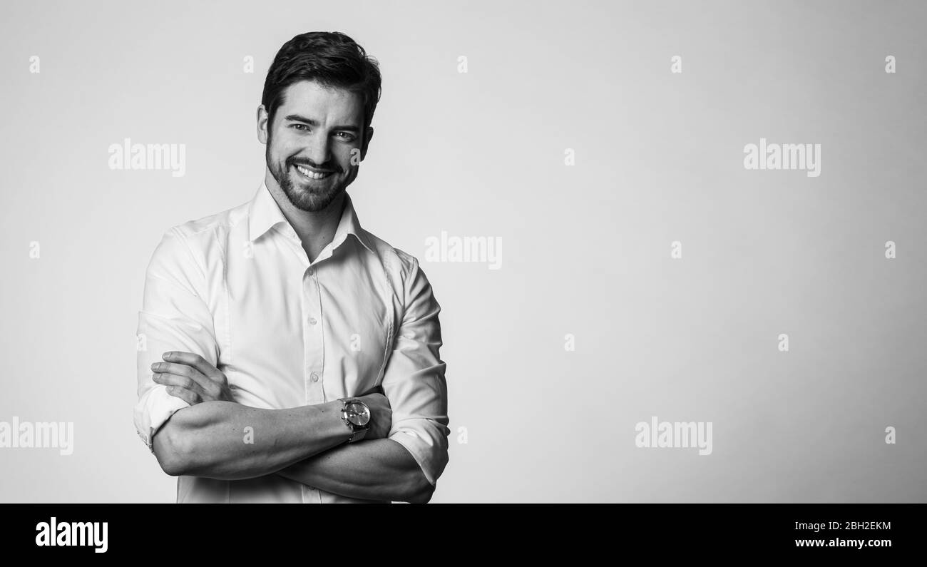 Porträt des Enge Mann, mit gekreuzten Armen Stockfoto