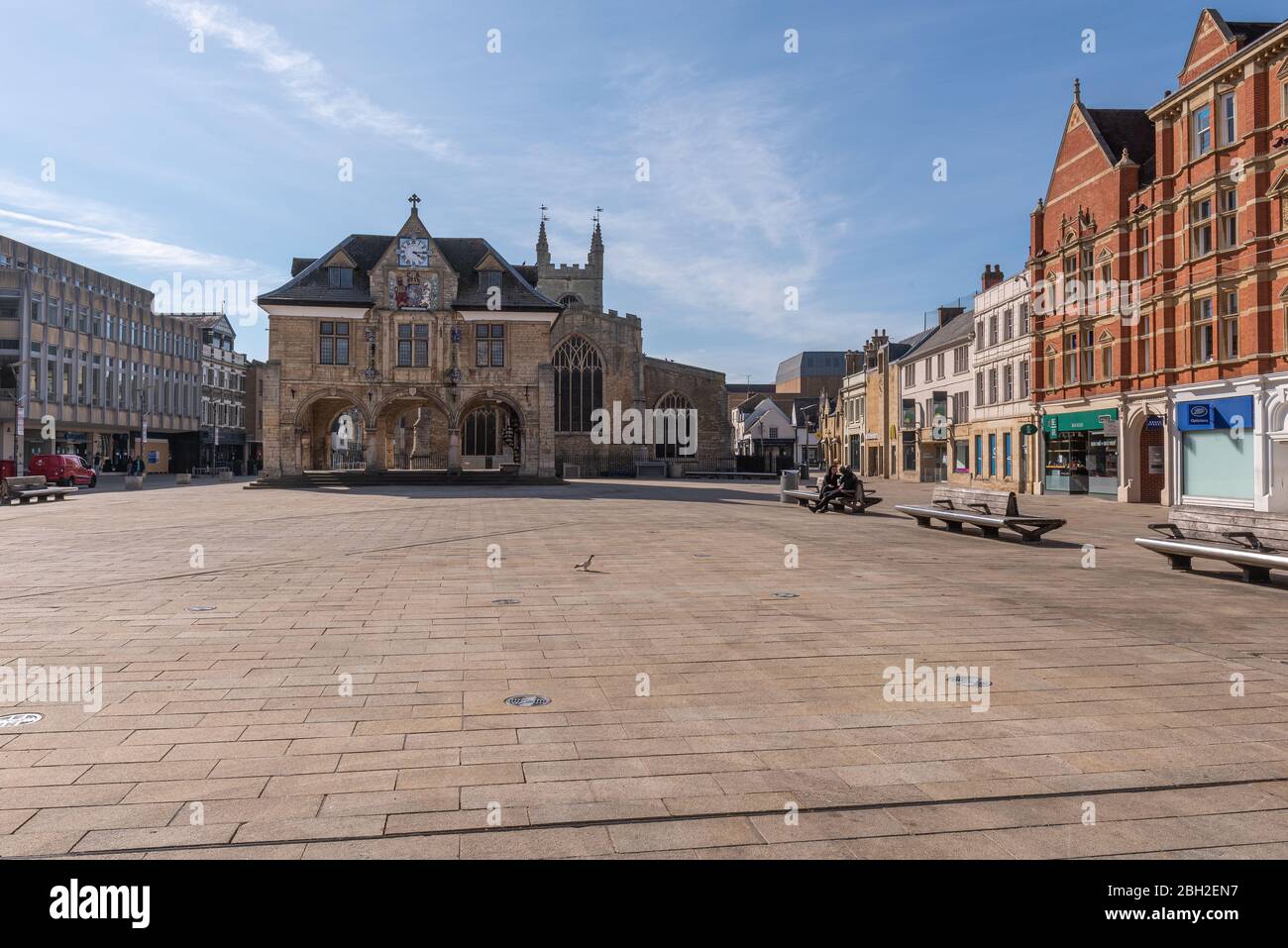 Stadtzentrum von Peterborough während der Sperrung des Coronavirus Covid-19. Ein normalerweise geschäftiges Stadtzentrum ist leer und keine Käufer während der sozialen Distanz Stockfoto