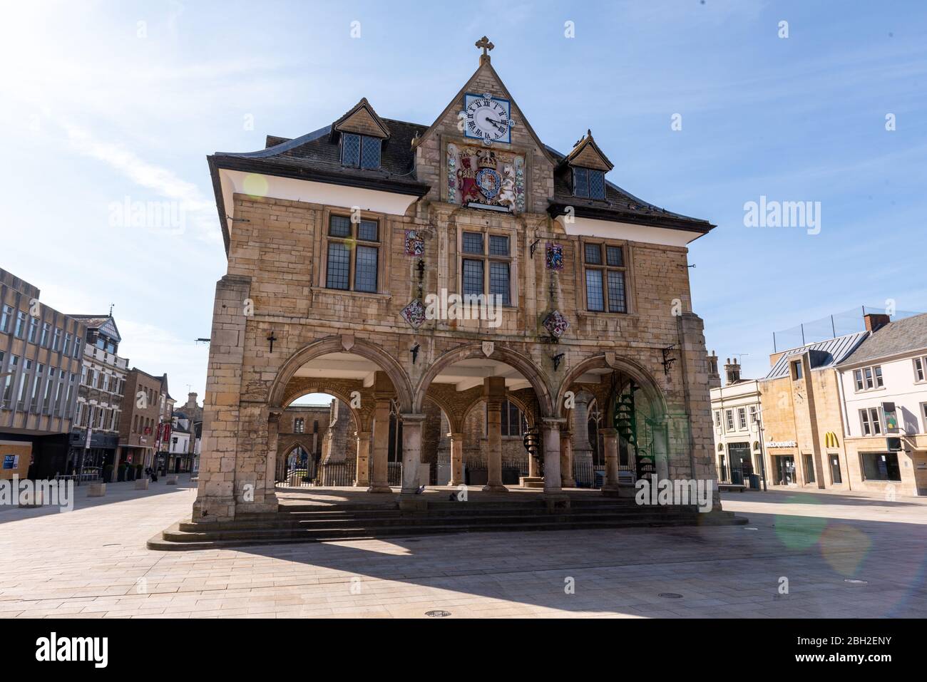 Stadtzentrum von Peterborough während der Sperrung des Coronavirus Covid-19. Ein normalerweise geschäftiges Stadtzentrum ist leer und keine Käufer während der sozialen Distanz Stockfoto