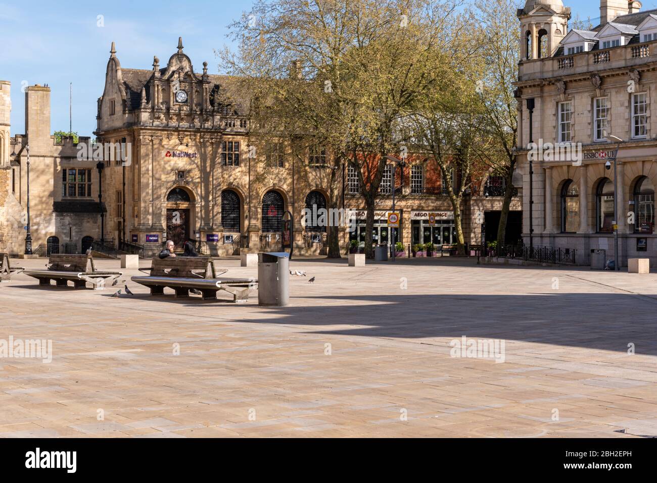 Stadtzentrum von Peterborough während der Sperrung des Coronavirus Covid-19. Ein normalerweise geschäftiges Stadtzentrum ist leer und keine Käufer während der sozialen Distanz Stockfoto
