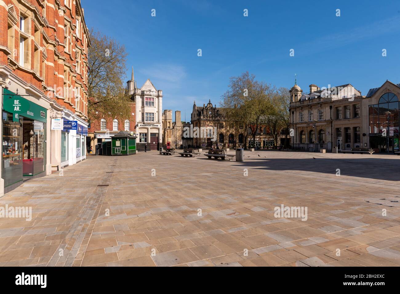 Stadtzentrum von Peterborough während der Sperrung des Coronavirus Covid-19. Ein normalerweise geschäftiges Stadtzentrum ist leer und keine Käufer während der sozialen Distanz Stockfoto