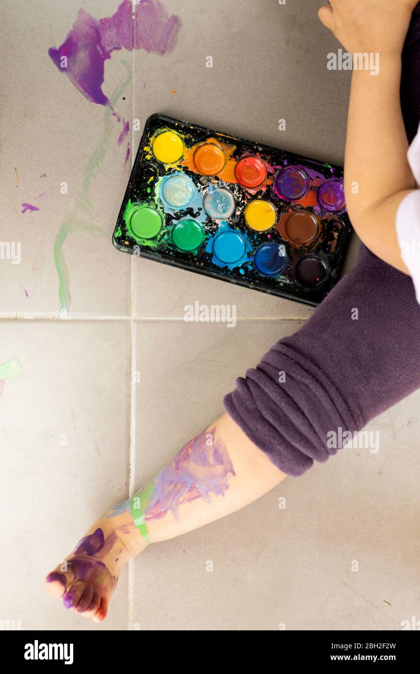 Kleines Mädchen malen mit Wasserfarben Stockfoto