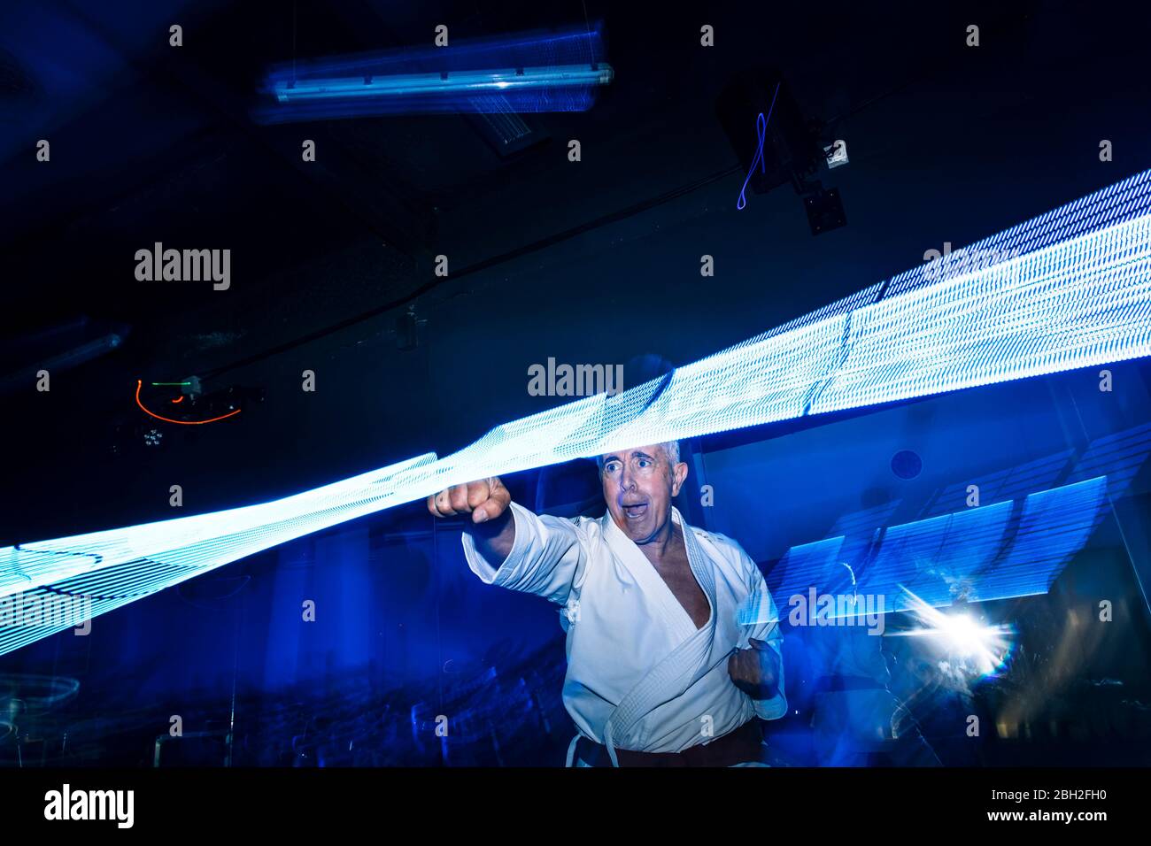 Zusammensetzung aus älteren Mann üben Karate Stockfoto