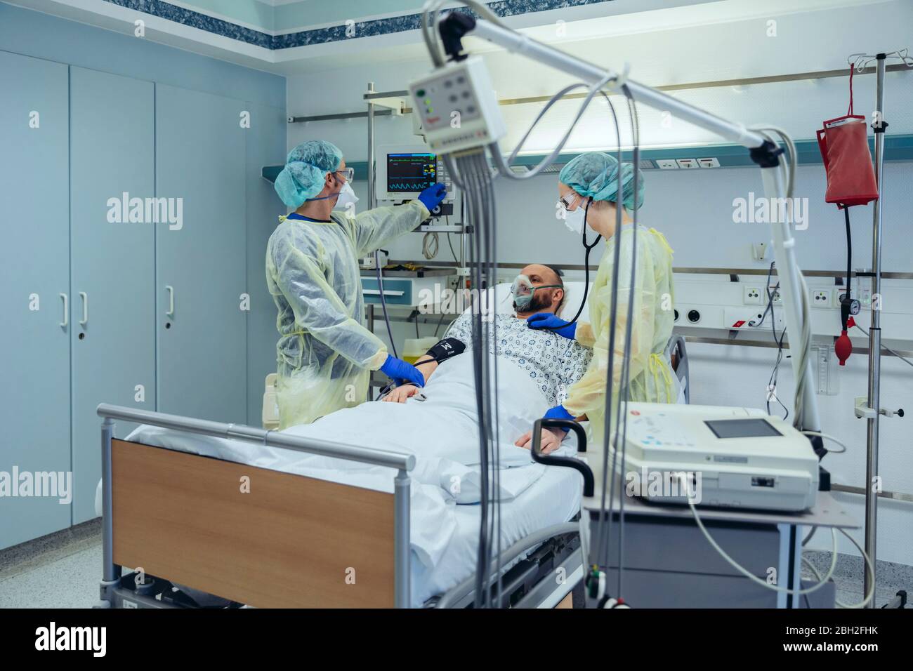 Ärzte, die sich um den Patienten in der Notaufnahme eines Krankenhauses kümmern, die auf den Bildschirm schauen Stockfoto