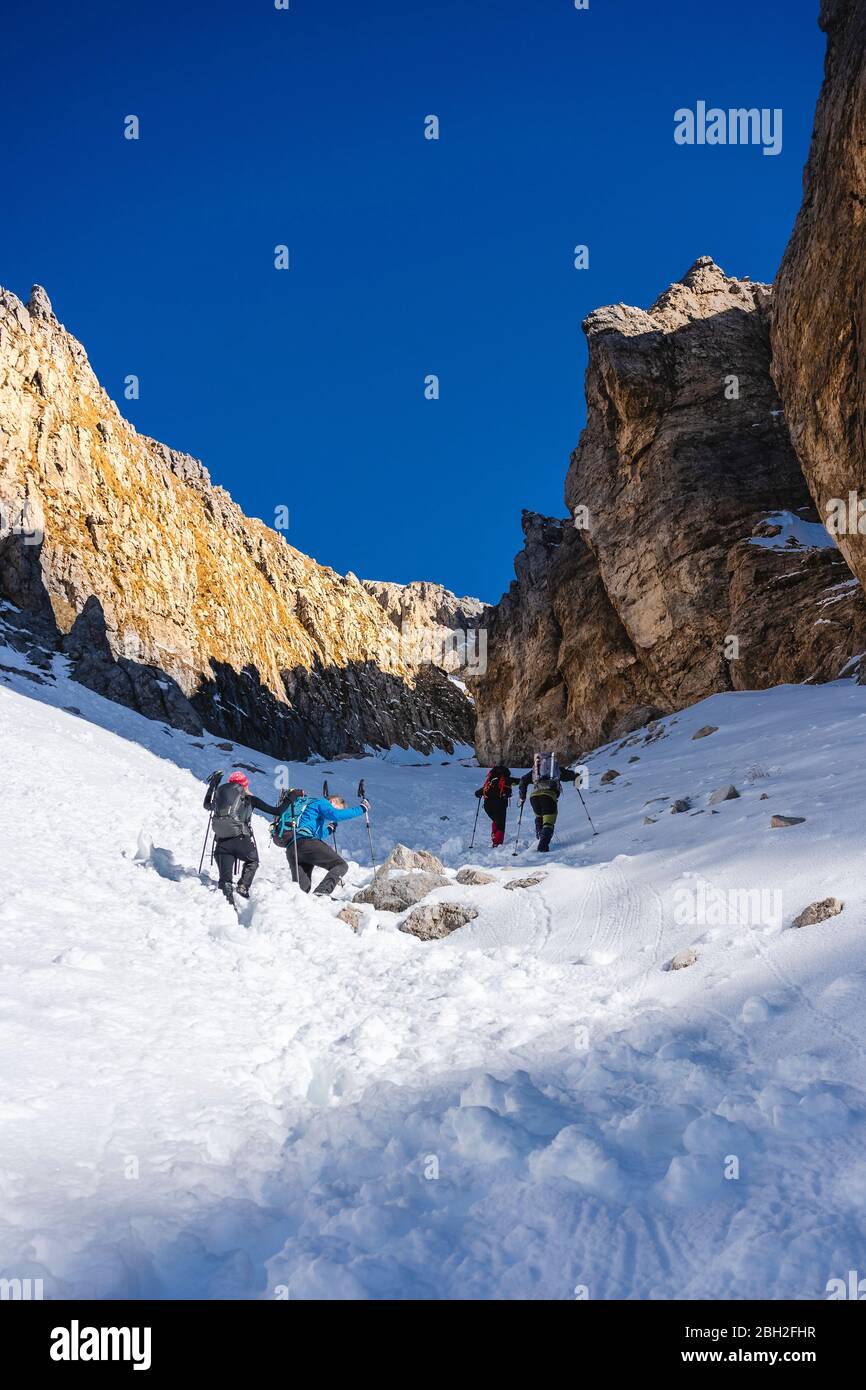 Gruppe von Bergsteigern, die eine Schlucht klettern, Orobie Alps, Lecco, Italien Stockfoto