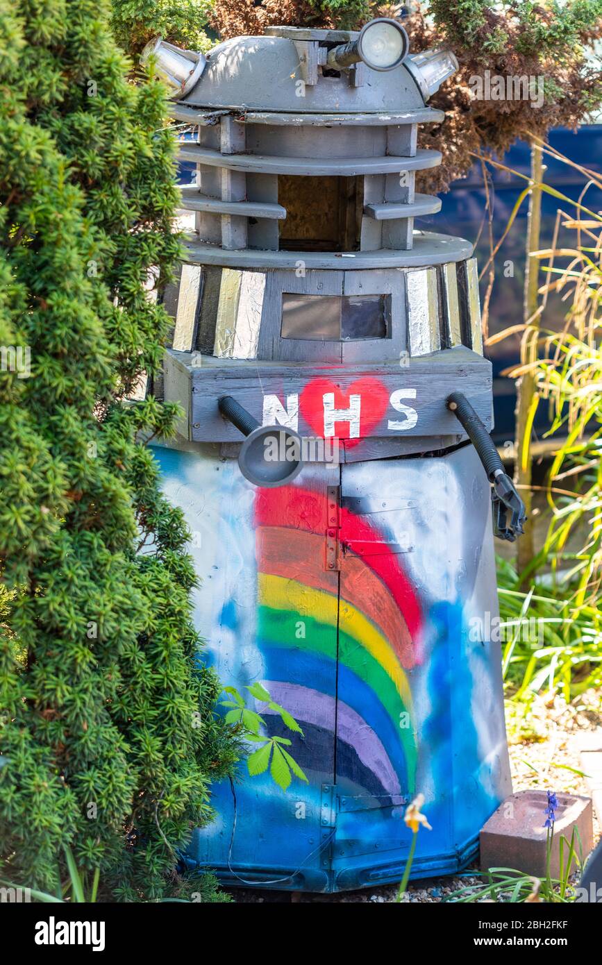 Westcliff on Sea, Essex, Großbritannien. April 2020. Ein selbstgemachter Dalek, eine Figur aus der BBC DR WHO Fernsehserie, wurde mit NHS-Markierungen zu Ehren des Nationalen Gesundheitsdienstes während der COVID-19 Coronavirus Pandemie Periode dekoriert. Westcliff on Sea ist ein Stadtteil von Southend on Sea, und das Dalek liegt in der Nähe des Krankenhauses der Stadt auf einer Straße, die häufig von Mitarbeitern und Krankenwagen verwendet wird, die zum und vom Krankenhaus fahren Stockfoto