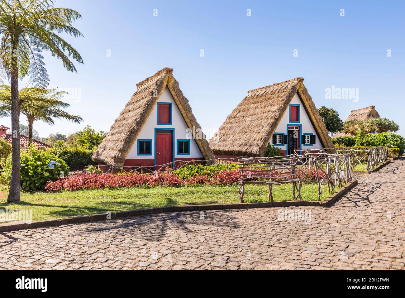Portugal, Madeira, Santana, FCobblestone vor dem traditionellen dreieckigen Stadthaus mit Strohdach Stockfoto Portugal, Madeira, Santana, FCobblestone vor dem traditionellen dreieckigen Stadthaus mit Strohdach Stockfoto