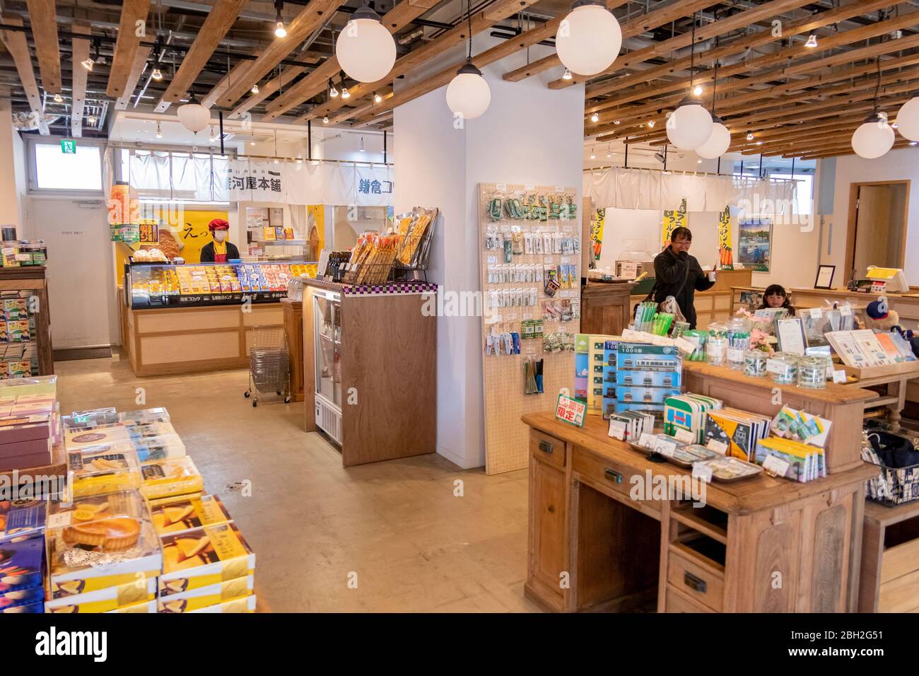 Japanische Menschen tragen Maske, während sie im Kamakura Bahnhof spazieren. Kamamura, Japan Februar 12,2020 Stockfoto