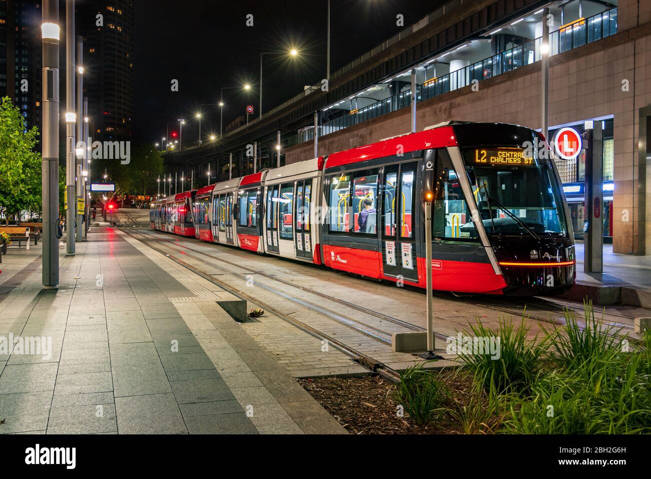 Die Straßenbahnlinie 2 parkte bei Nacht in Australien am Circular Quay Bahnhof in Sydney. Stockfoto