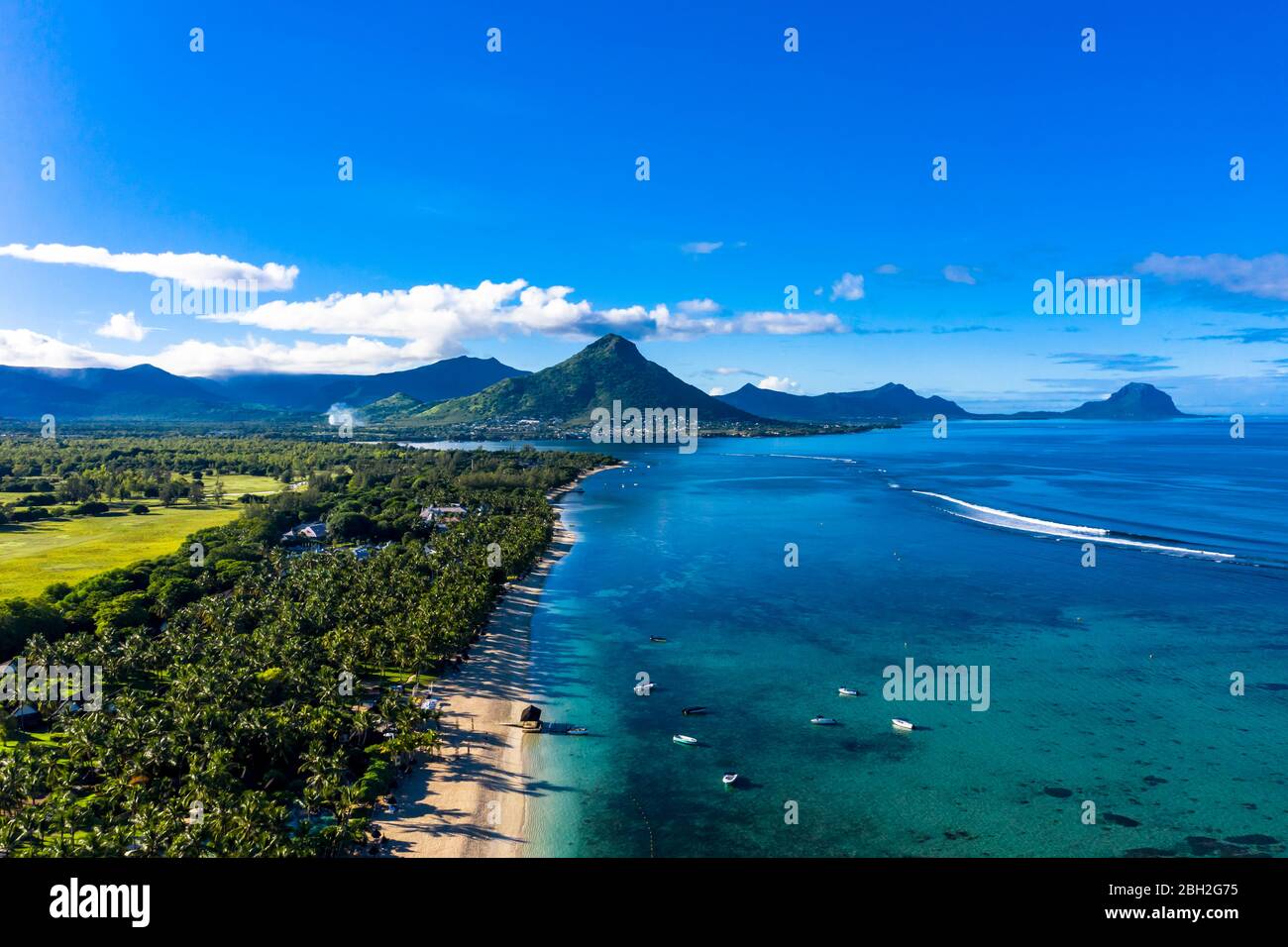 Mauritius, Black River, Flic-en-Flac, Luftbild von Palmen entlang der Küstenstrand im Sommer mit Tourelle du Tamarin Berg in ferner Hintergrund Stockfoto