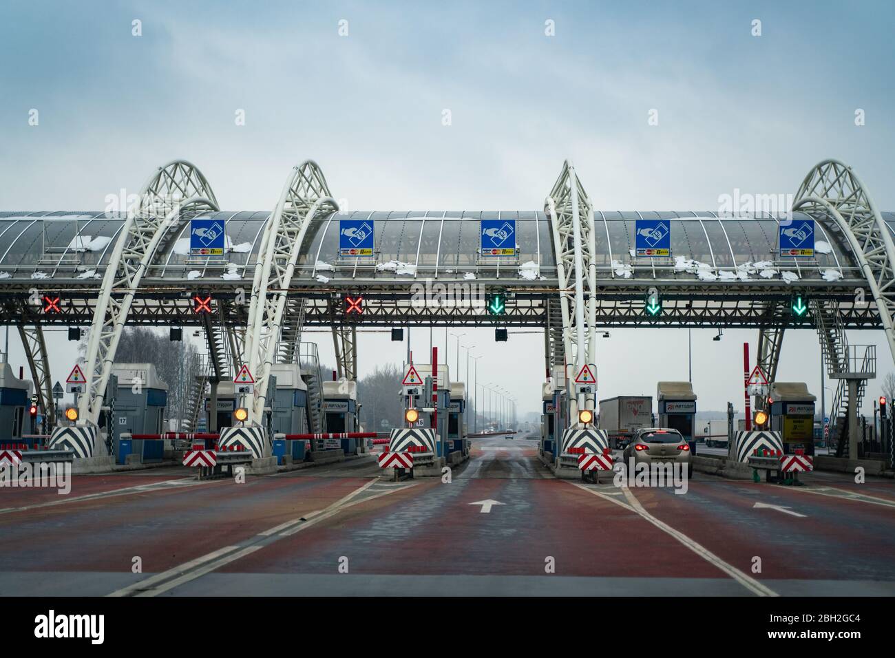 Russland Moskau 12.08.2019 M4 Autobahnkontrolle. Barriere planta Straße Stockfoto