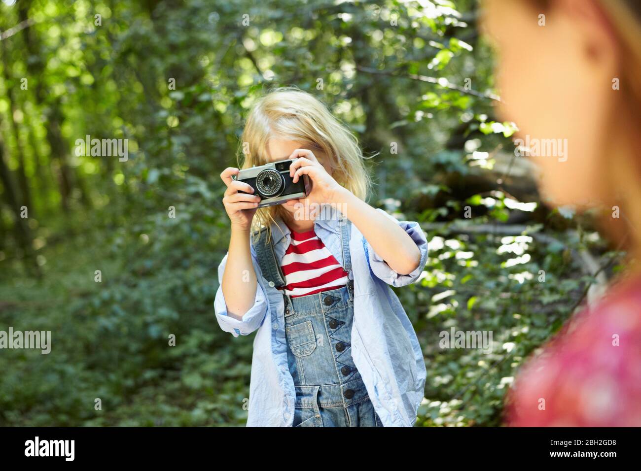 Mädchen, das Bild im Wald mit altmodischen Kamera Stockfoto