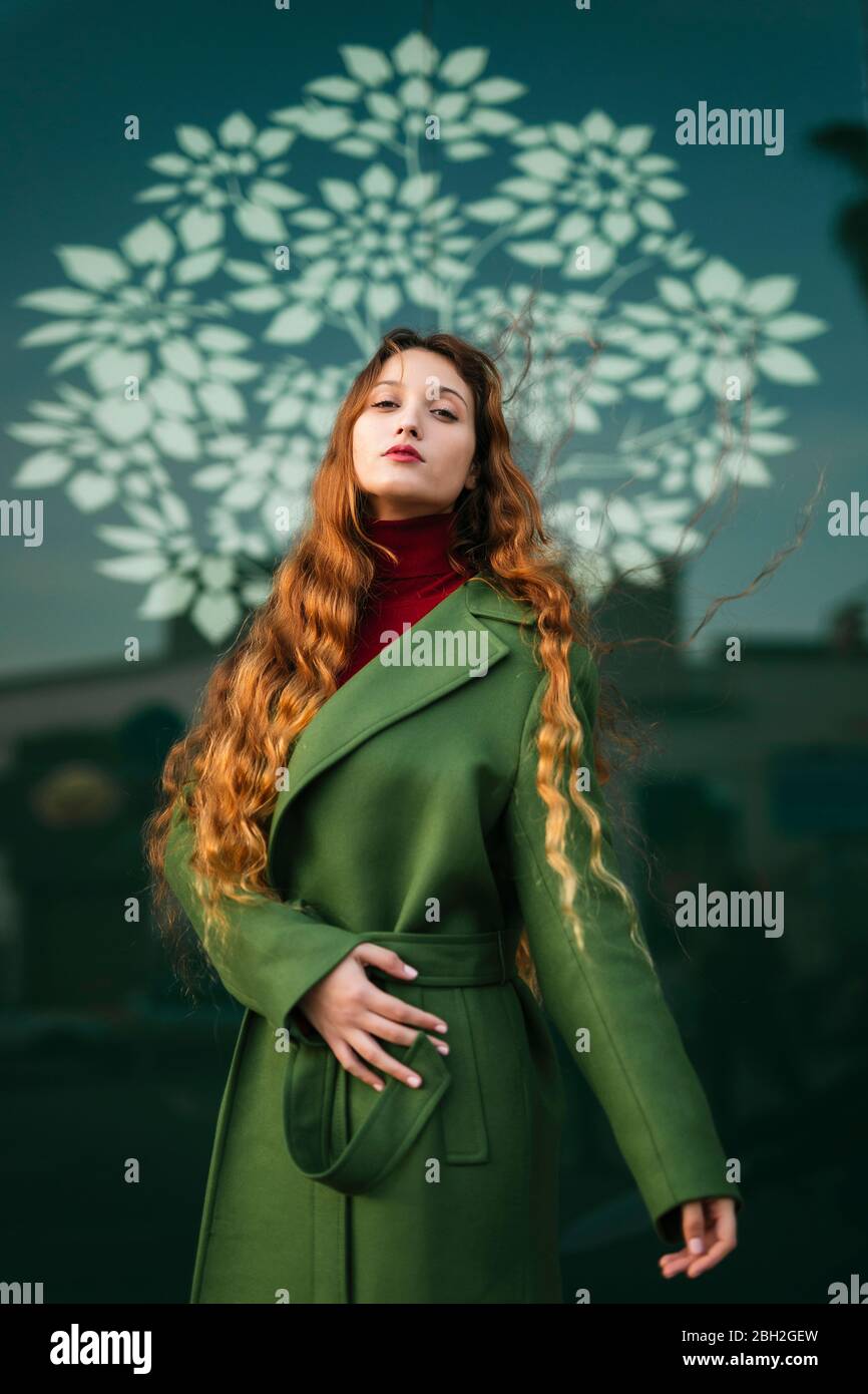 Porträt der rothaarigen jungen Frau trägt modische grüne Mantel Stockfoto