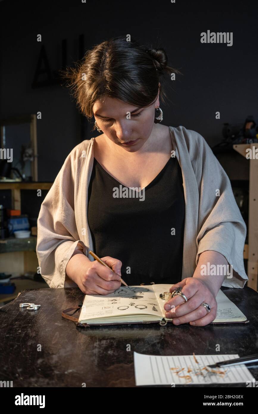 Schmuckdesigner, der an Design-Plänen arbeitet Stockfoto