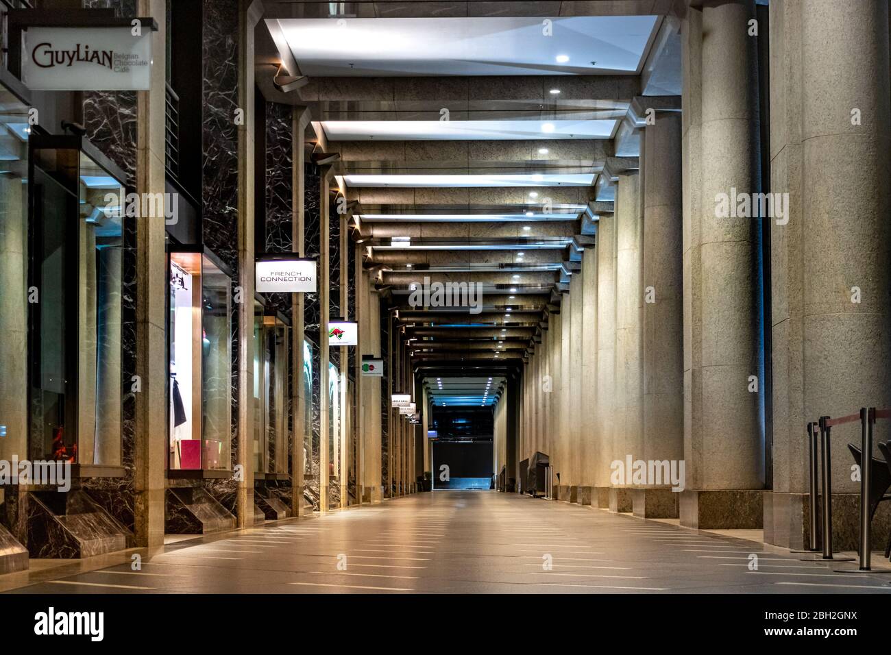 Die Handelsstraße mit Geschäften in der Opera Quays bei Nacht ohne Menschen, Sydney. Stockfoto