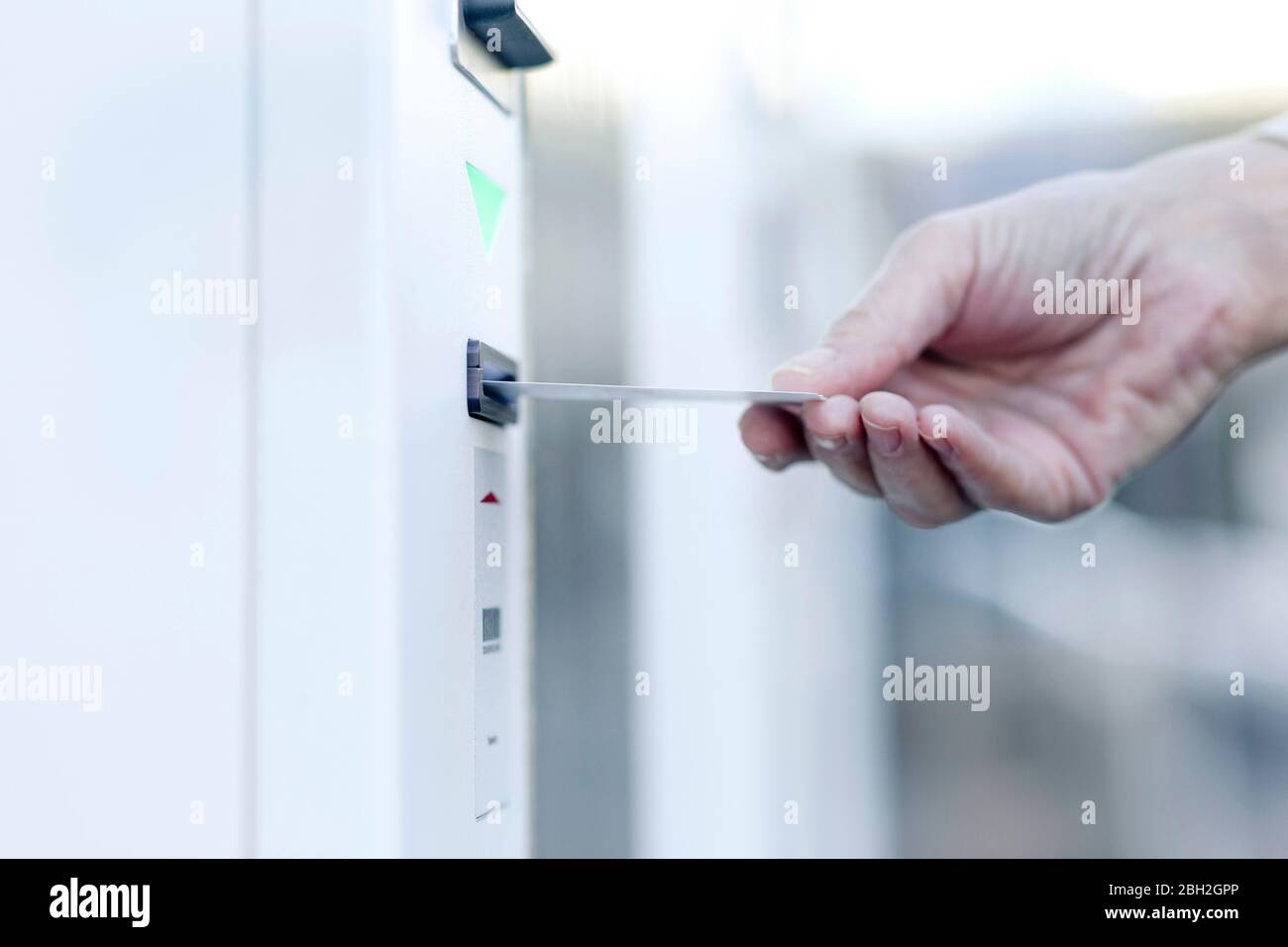 Frau Hand, die Ticket in den Parkplatz Pay-Maschine Stockfoto