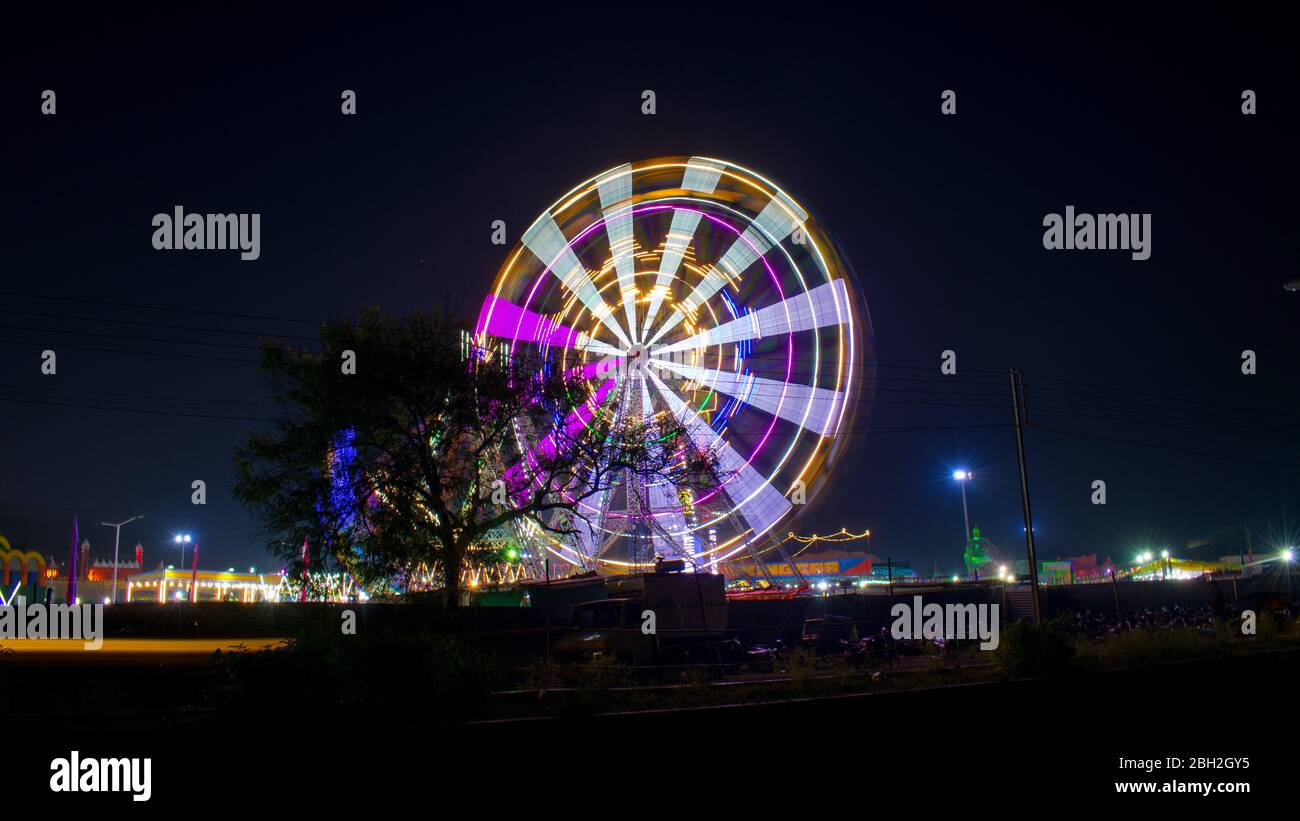 Ein nächtlicher Blick auf das Riesenrad in Indien mit langsamer sutters-Geschwindigkeit Stockfoto