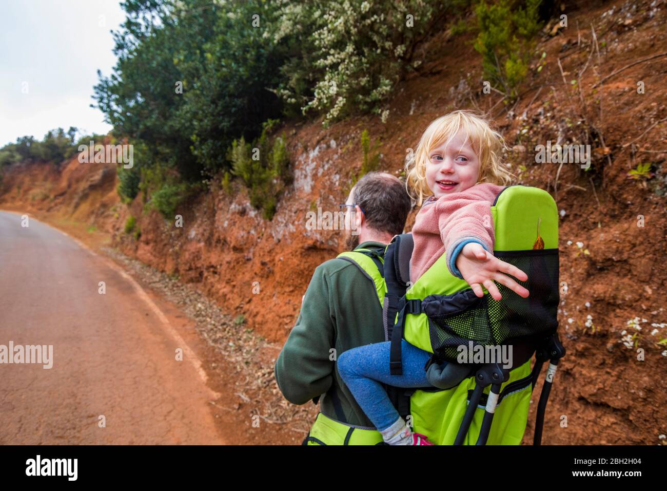 Vater trägt seine kleine Tochter in einem Kinderwagen, La Palma, Kanarische Inseln, Spanien Stockfoto