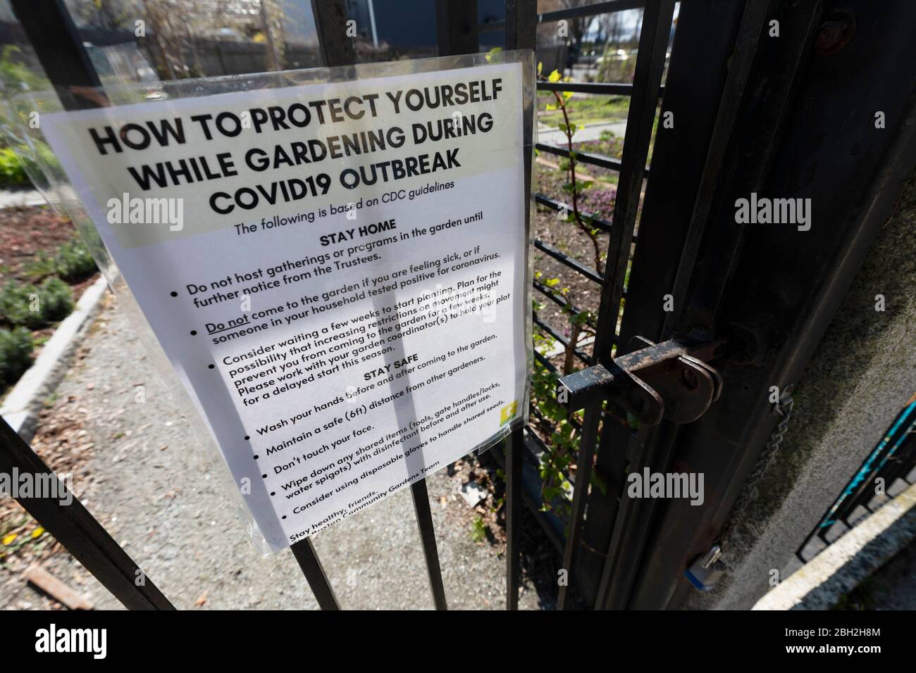 COVID-19 Advisory Sign auf Community Garden Gate, Boston, Massachusetts Stockfoto