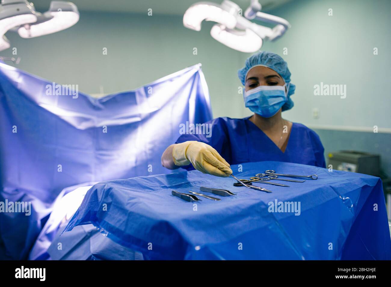 Krankenschwester, die sterilisierte chirurgische Instrumente im Operationssaal aufstellt Stockfoto