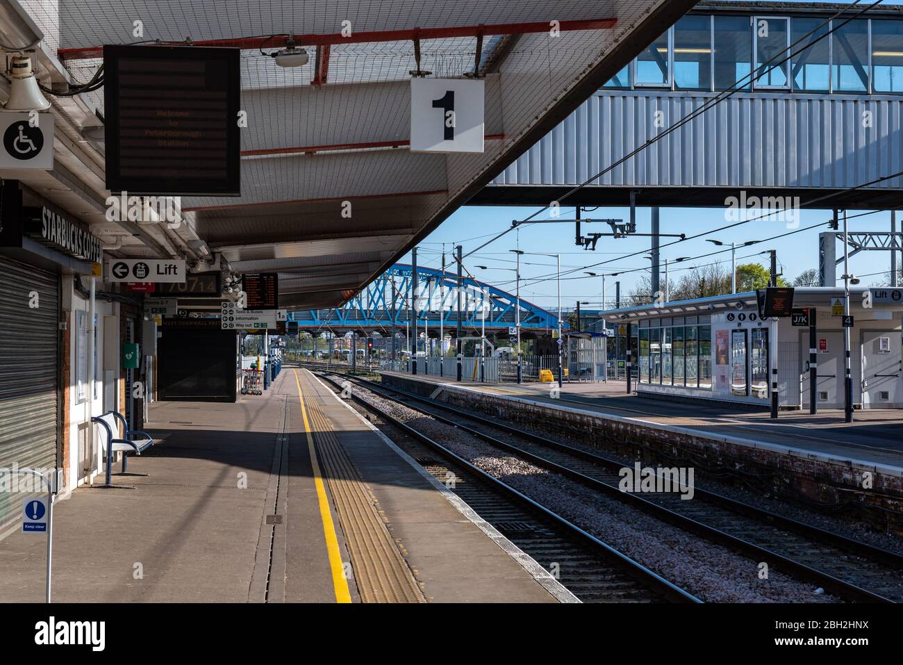 Peterborough Bahnhof während der Hauptverkehrszeit während der Coronavirus Covid-19 Sperre. Die Plattform und der Gang sind leer, während die Leute von zu Hause aus arbeiten Stockfoto