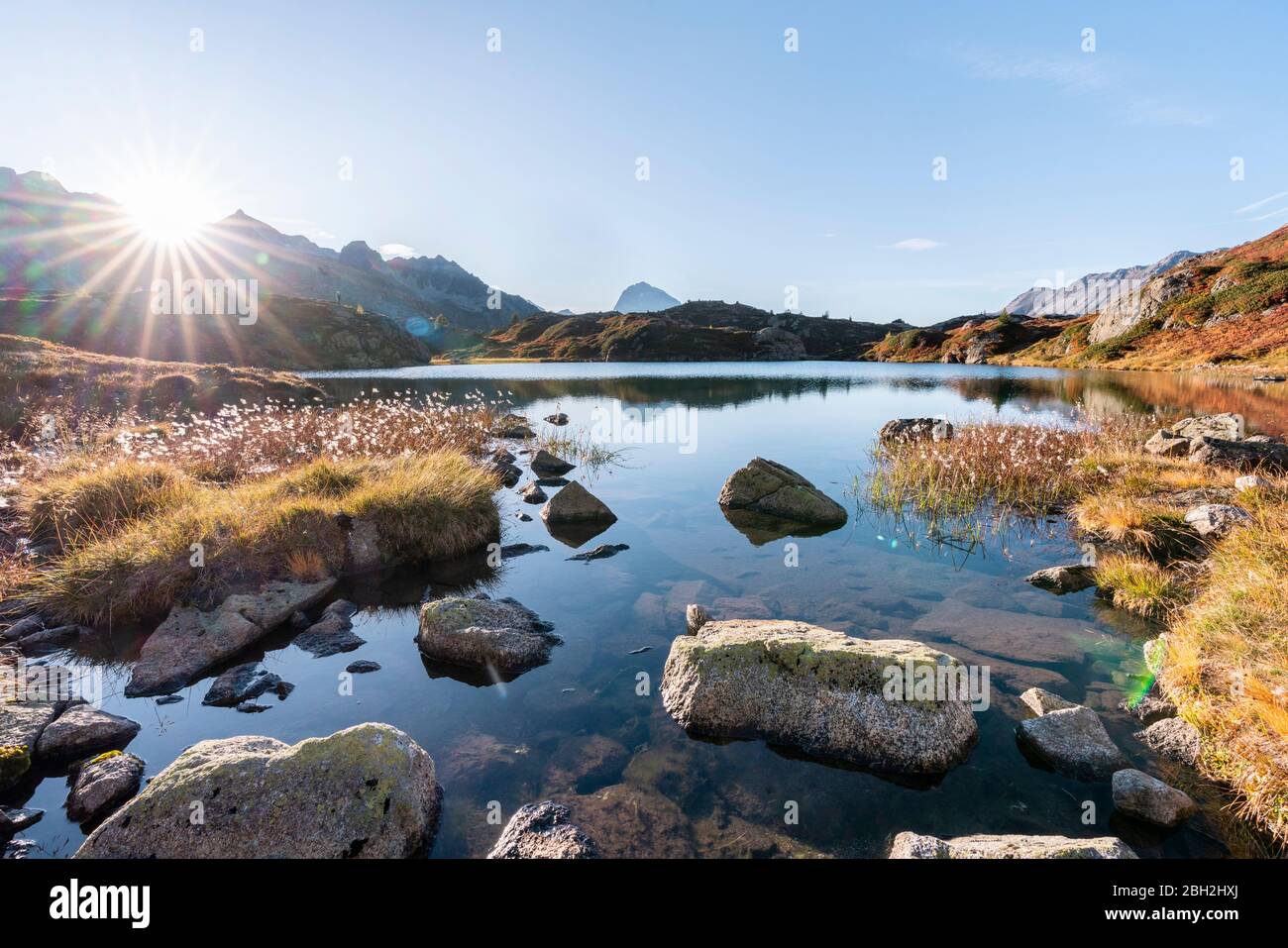 Schweiz, Kanton Graubünden, Crap Alv Lajets See bei Herbstuntergang Stockfoto