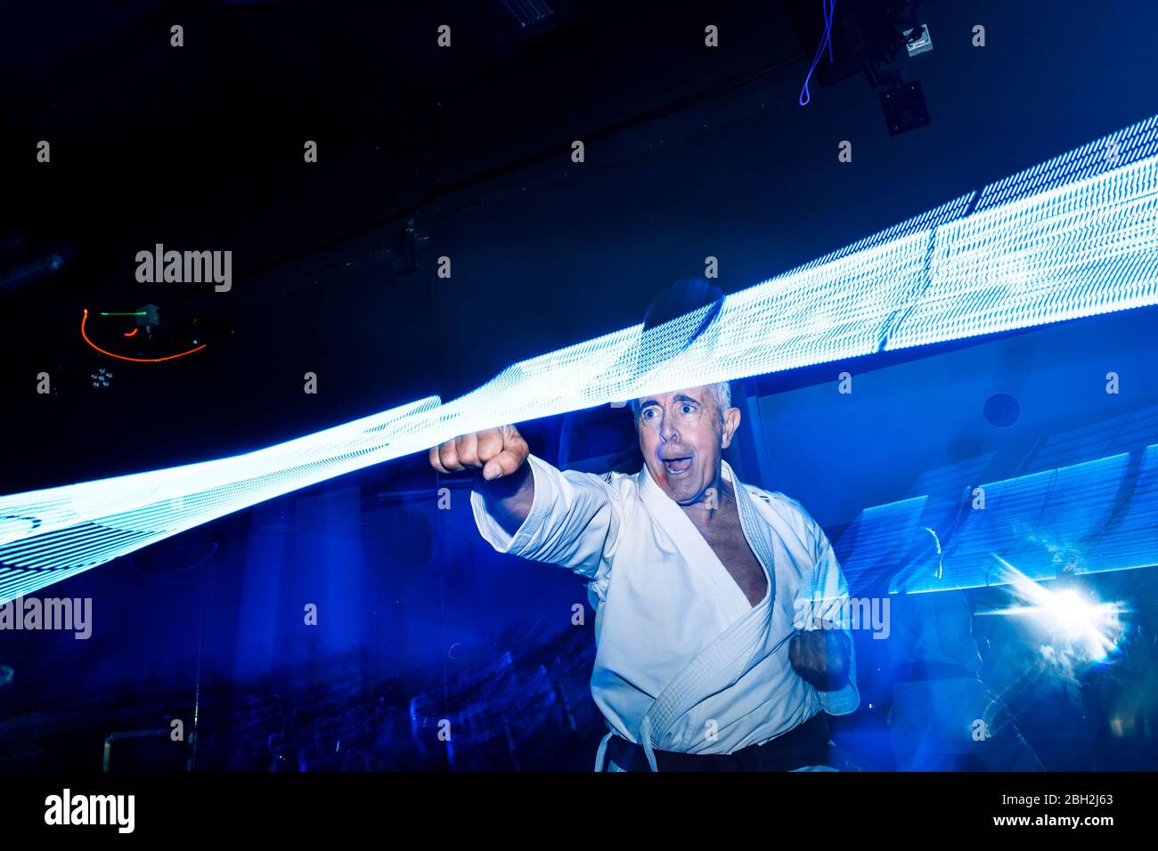 Zusammensetzung aus älteren Mann üben Karate Stockfoto