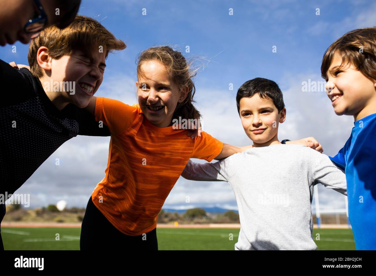 Kinder jubeln sich vor einem Rennen Stockfoto