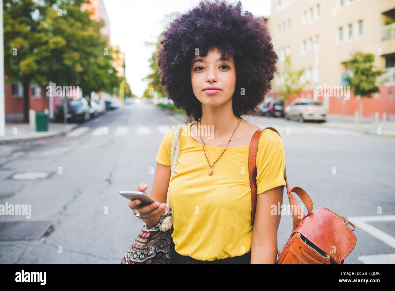 Porträt einer selbstbewussten jungen Frau mit Afro-Frisur in der Stadt Stockfoto