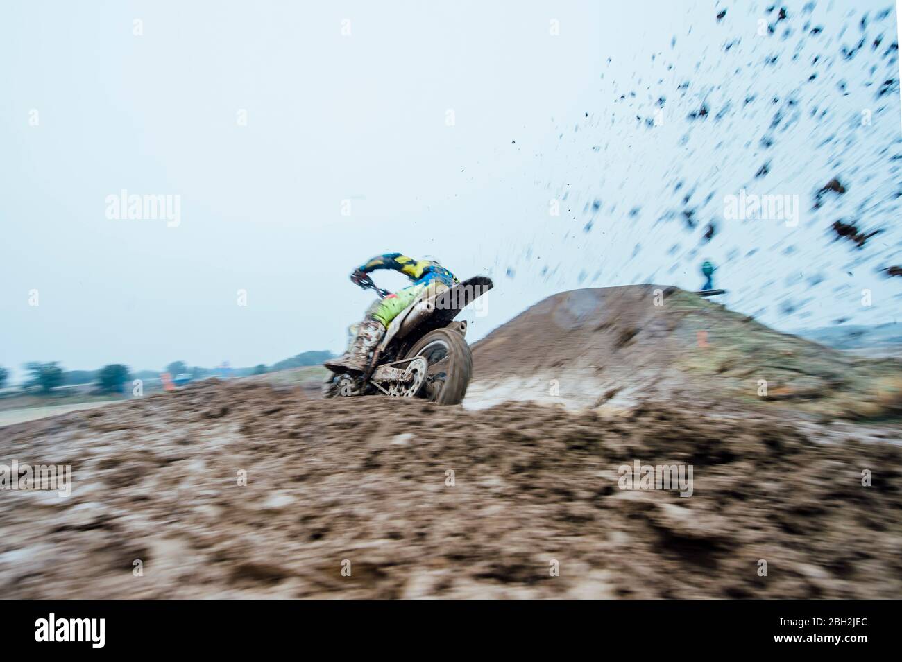 Motocross-Fahrer während des Motocross-Rennens Stockfoto