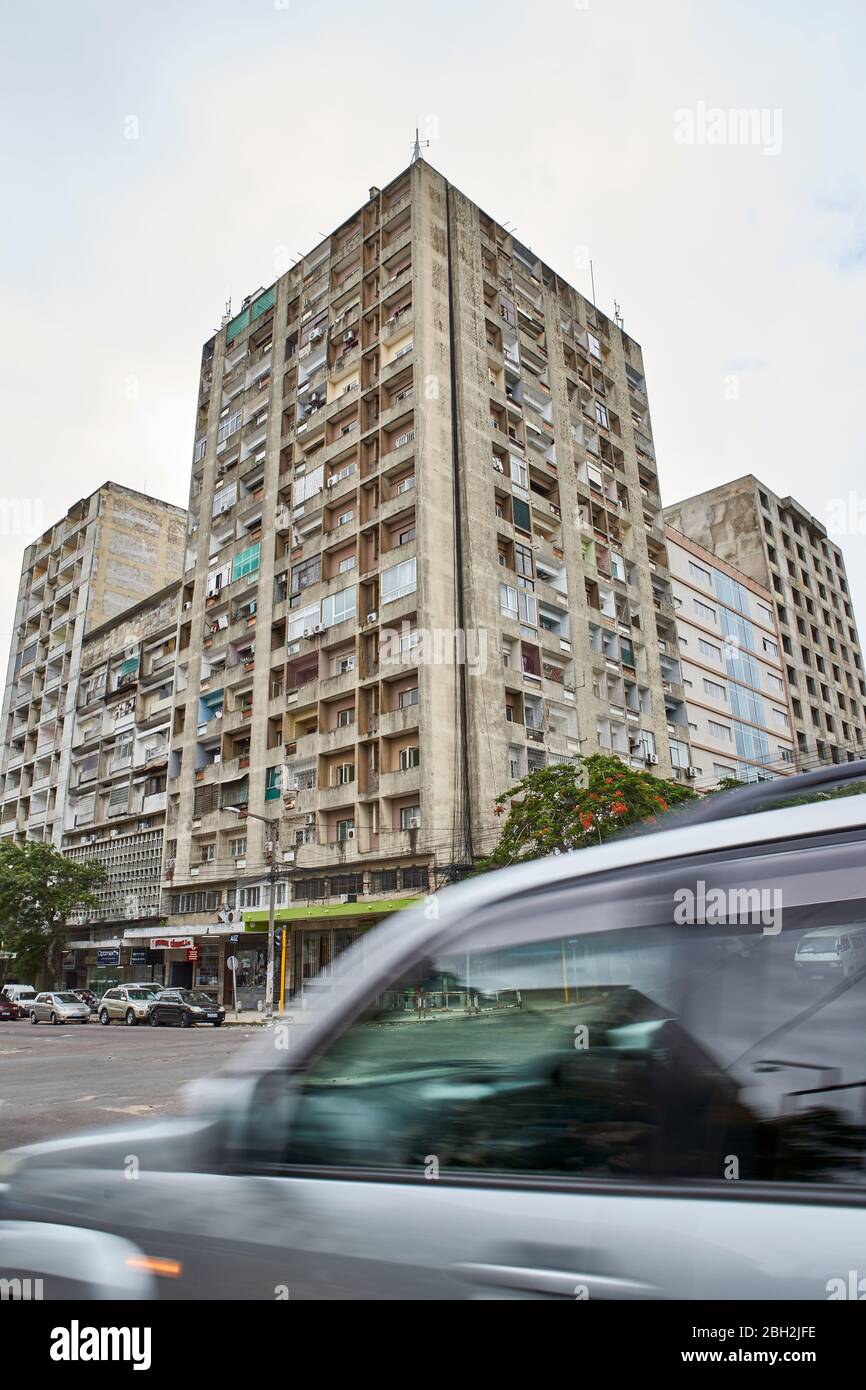 Mosambik, Maputo, Auto vorbei an Wohnblocks in der Mitte der Stadt Stockfoto