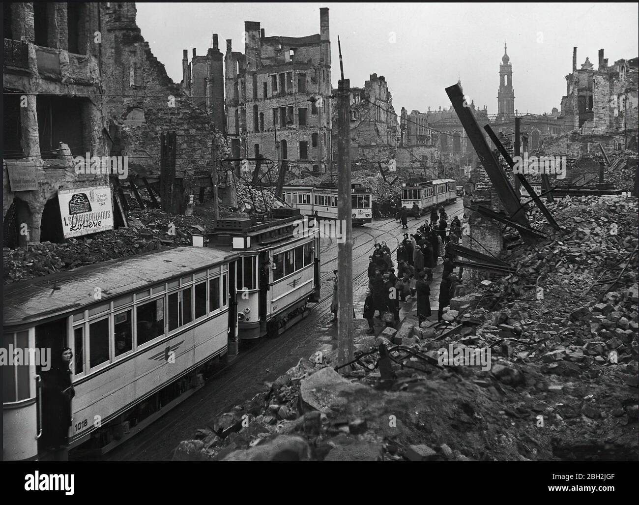 Straßenbahnen laufen durch die russische Zone nach dem Zweiten Weltkrieg, unter Ruinen von Gebäuden, die während der alliierten Brandbombenanschläge auf die Stadt zerstört wurden Stockfoto
