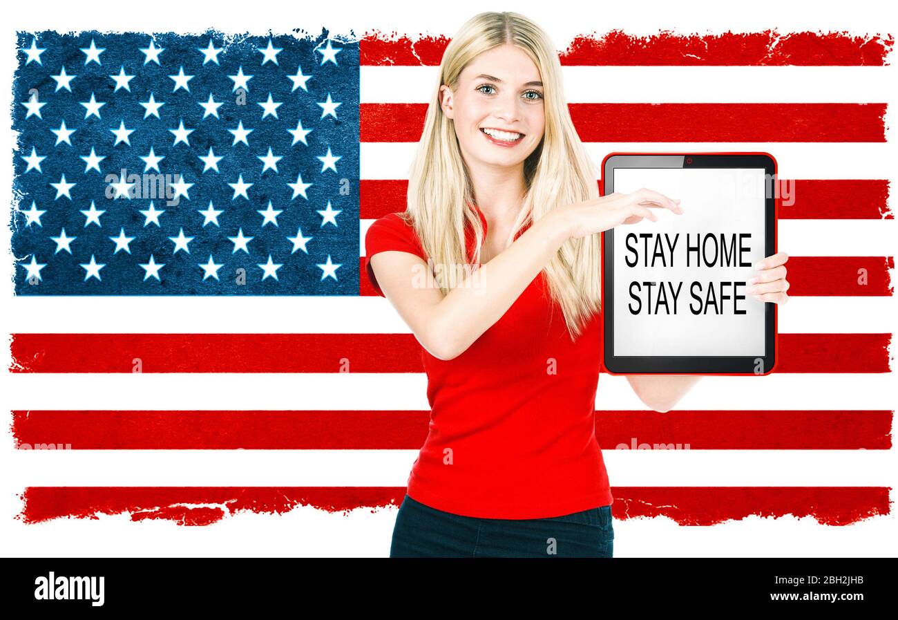 Bleib zu Hause Bleib sicher. Corona Virus pandemie Konzept. Junge Frau mit amerikanischer Nationalflagge im Hintergrund Stockfoto