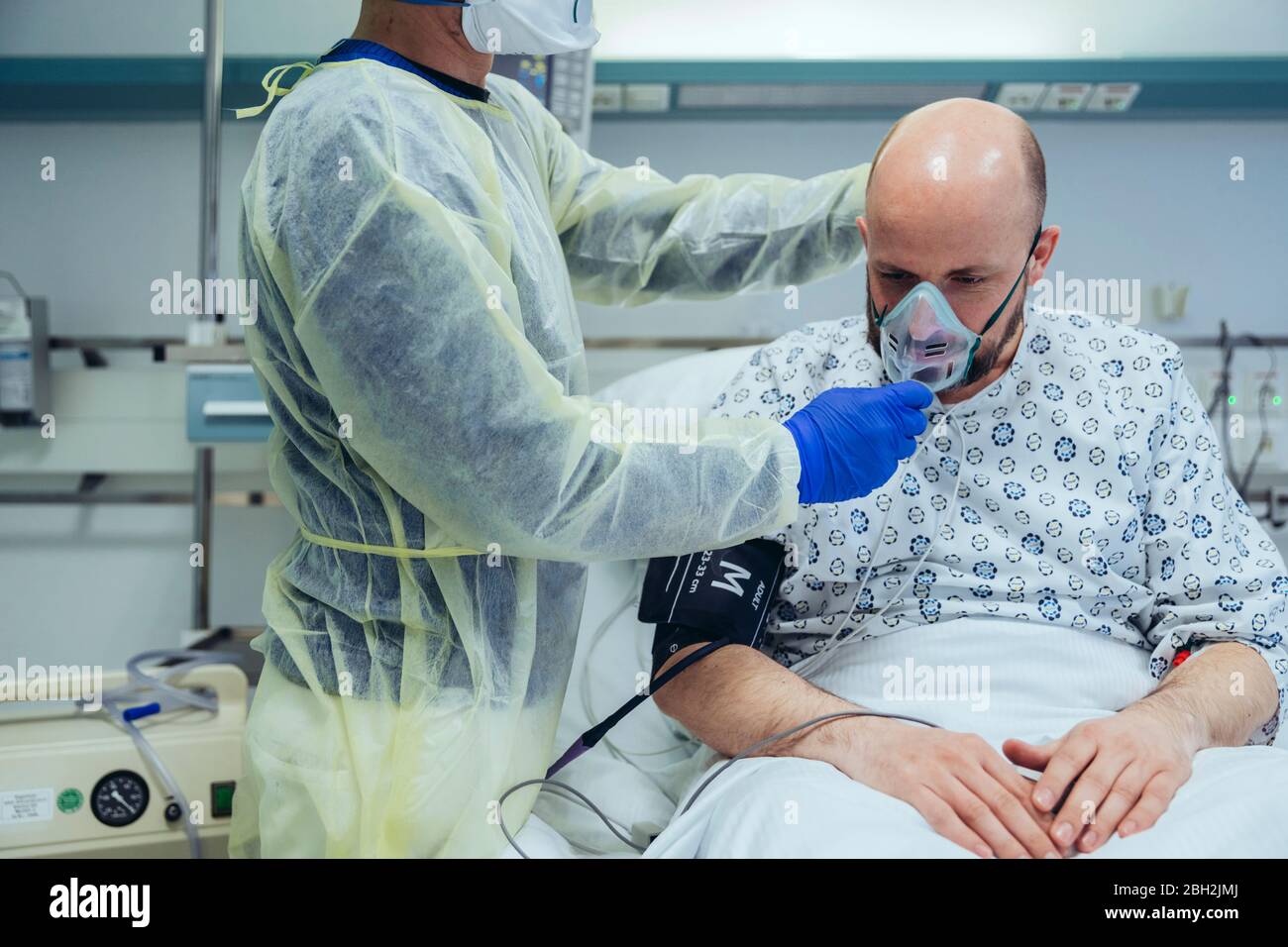 Arzt, der dem Patienten in der Notaufnahme eines Krankenhauses künstliche Beatmung gibt Stockfoto