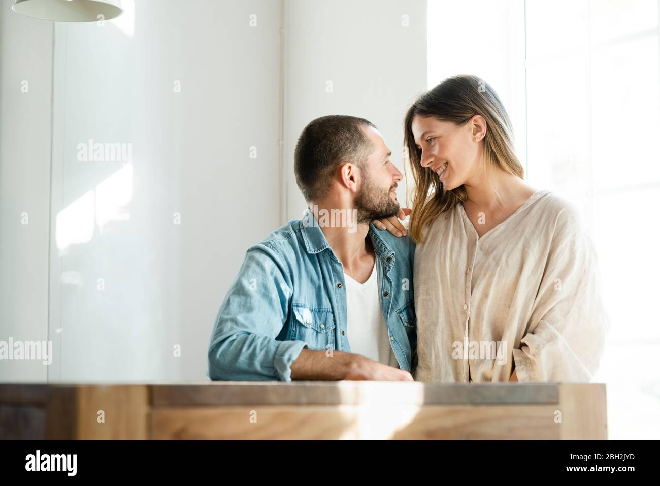 Liebevolles Paar in der Liebe zu Hause entspannen und am Tisch sitzen Stockfoto