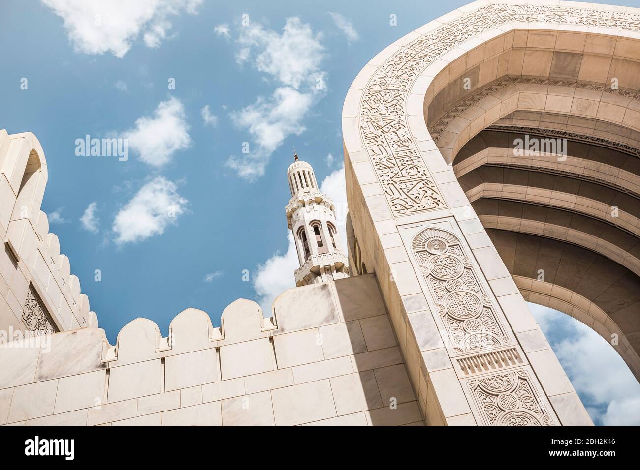 Oman, Maskat, Blick in den niedrigen Winkel auf den Außenbogen der Großen Moschee des Sultans Qaboos Stockfoto